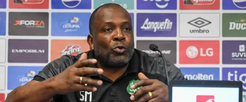 El entrenador neerlandés Stanley Menzo renunció a su cargo de seleccionador de Surinam. El entrenador neerlandés Stanley Menzo renunció a su cargo de seleccionador de Surinam.