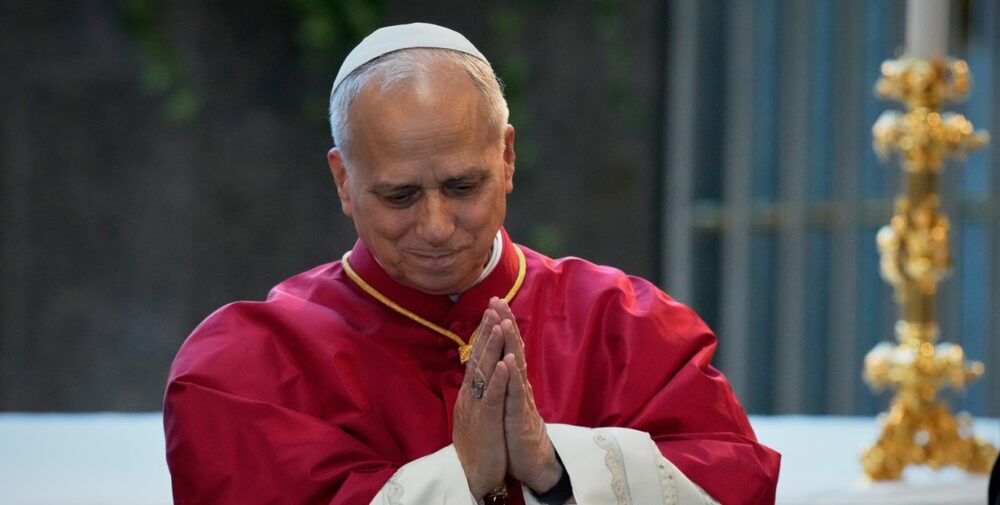 El Papa en el Líbano: rezo en la tumba de un famoso santo, lluvia de arroz y la ovación de miles de personas