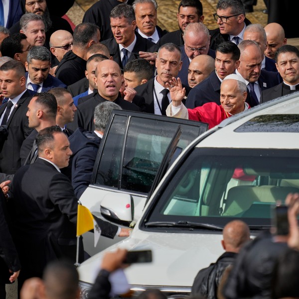 El Papa saluda a una multitud tras visitar el Monasterio Monasterio de San Maroun. Foto: AP