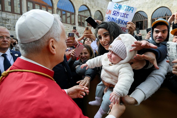 El Papa bendice a un bebé durante su visita al Líbano. Foto: EFE