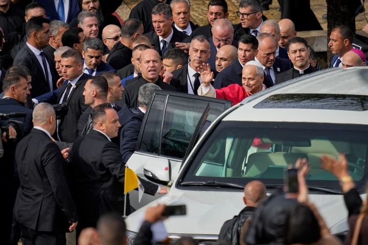 El Papa saluda a una multitud tras visitar el Monasterio Monasterio de San Maroun. Foto: AP