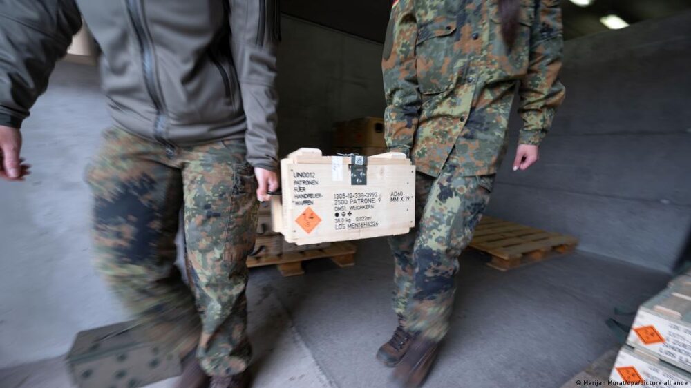 Dos soldados mueven una caja de munición. Dos soldados mueven una caja de munición.