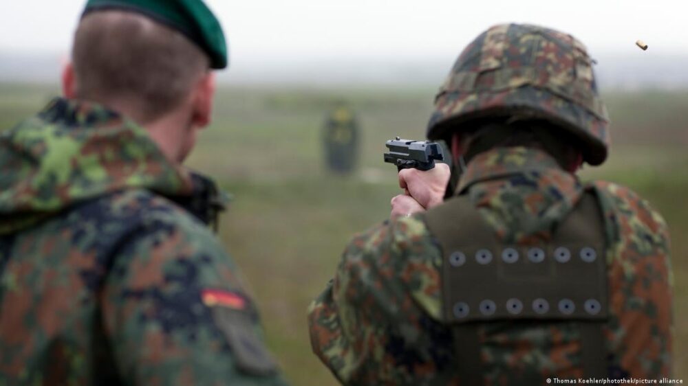 Dos reclutas de la Bundeswehr en entrenamiento. Uno dispara una pistola. Dos reclutas de la Bundeswehr en entrenamiento. Uno dispara una pistola.