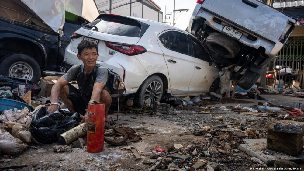 Tailandia Hat Yai 2025 | Residente entre vehículos dañados tras las inundaciones Tailandia Hat Yai 2025 | Residente entre vehículos dañados tras las inundaciones