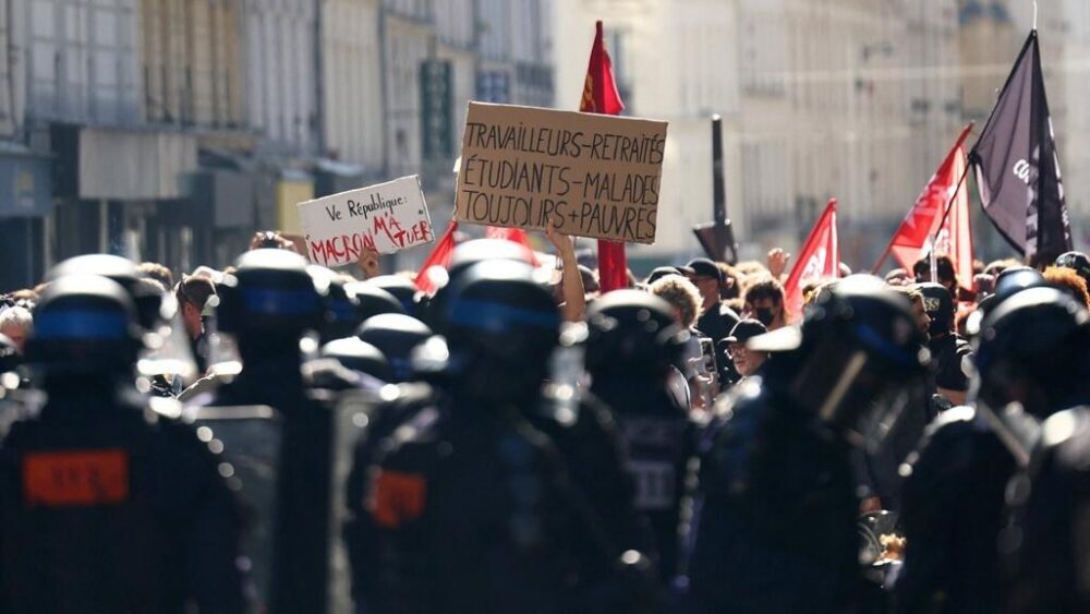 Manifestantes contra las medidas de austeridad en Francia portan pancartas y desfilan por las calles de París durante la jornada de movilización del 18 de septiembre de 2025.