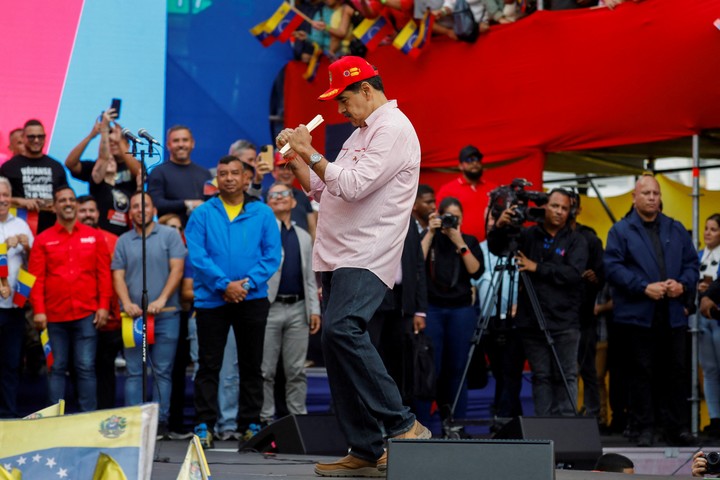 Maduro baila entre seguidores en Caracas. Foto: Reuters