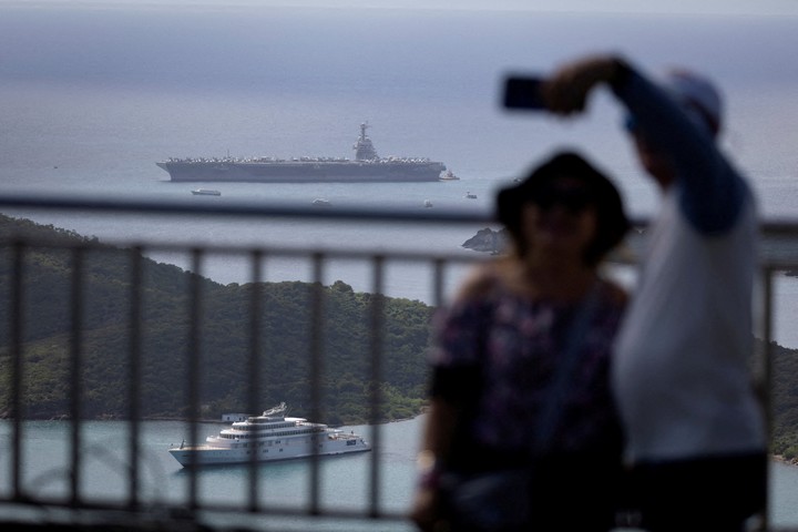 El USS Gerald R. Ford visto desde Saint Thomas. Foto: Reuters
