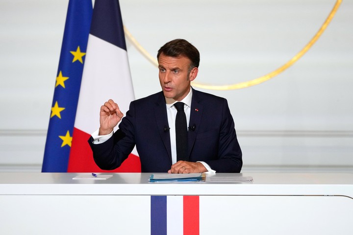 Macron baraja la idea de una etiqueta para periodistas. Foto: EFE