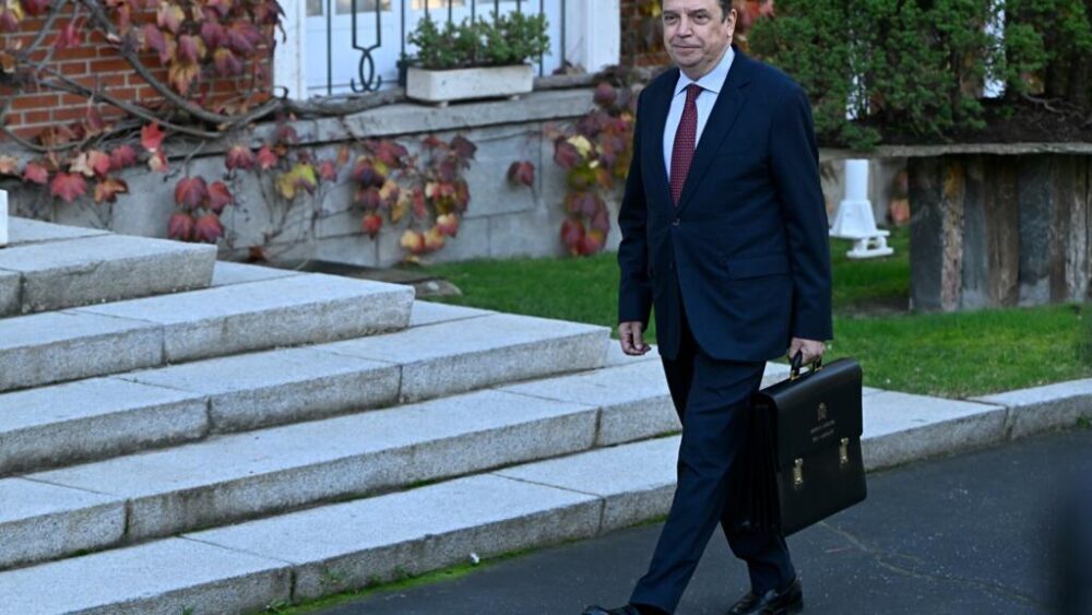 Luis Planas, ministro de Agricultura, llega al palacio de la Moncloa para la primera reunión del nuevo gobierno español, el 22 de noviembre de 2023 en Madrid