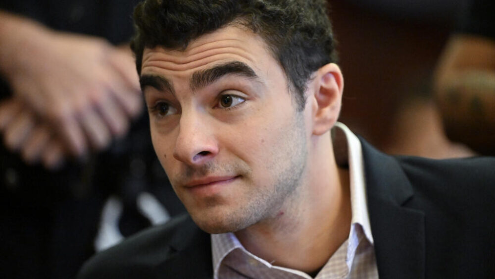 Luigi Mangione, acusado de matar al director de la mayor aseguradora de salud estadounidense, ante un tribunal de Manhattan, el 2 de diciembre de 2025.