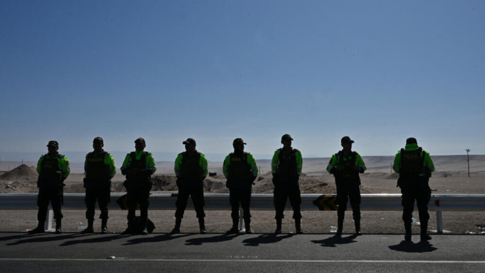 Agentes de la policía peruana montan guardia en un puesto fronterizo con Chile, el 30 de noviembre de 2025 al sur de Perú