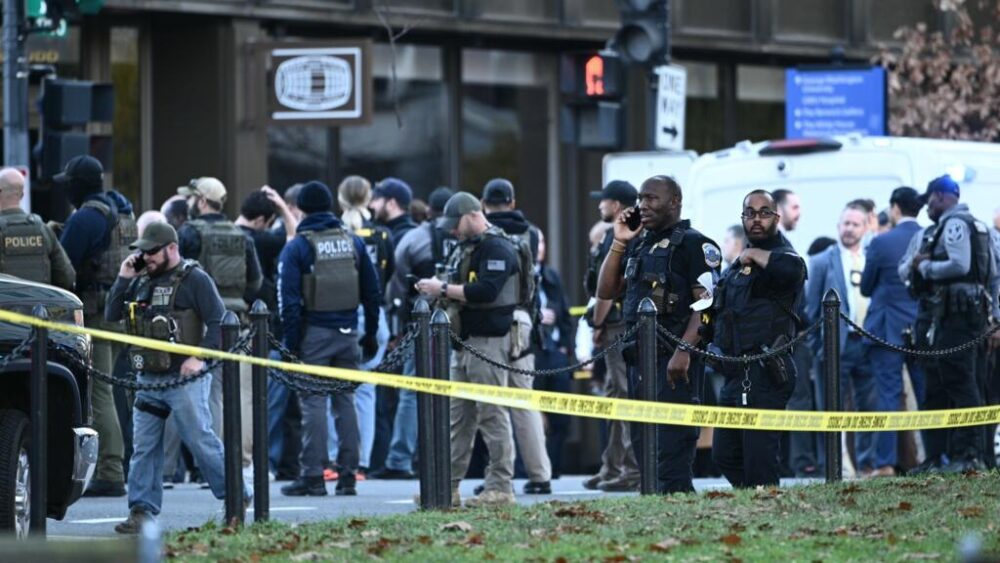 Agentes del orden aseguran la zona tras un tiroteo en el centro de Washington, el 26 de noviembre de 2025 La Policía informó haber detenido a un sospechoso de nacionalidad afgana después de que dos efectivos de la Guardia Nacional recibieran disparos a pocas cuadras de la Casa Blanca