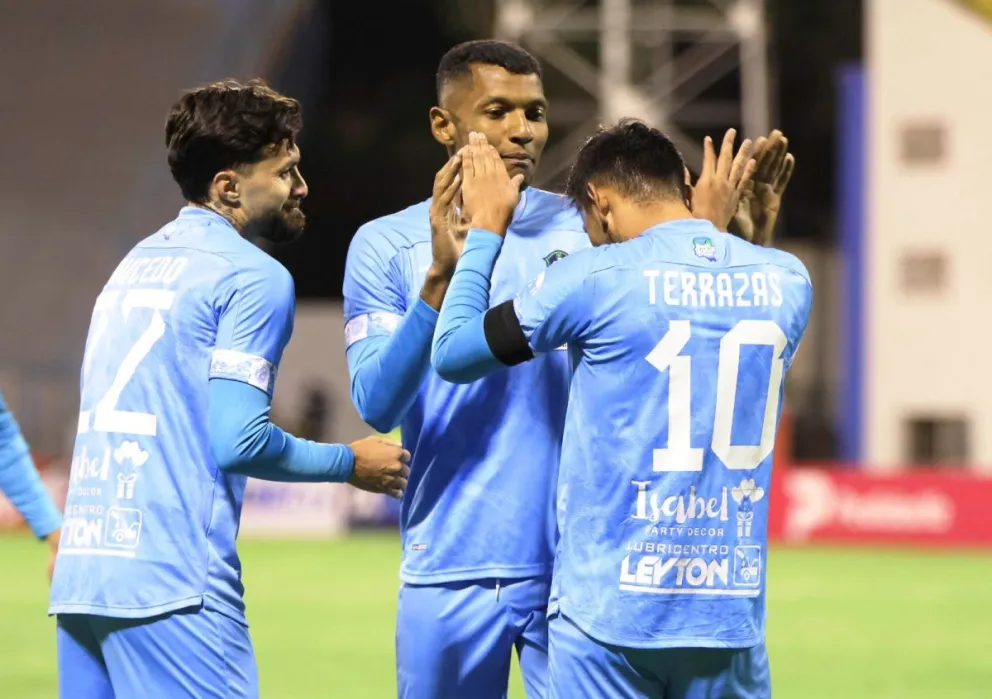 La celebración de los jugadores vallunos en el Bermúdez. Foto: APG