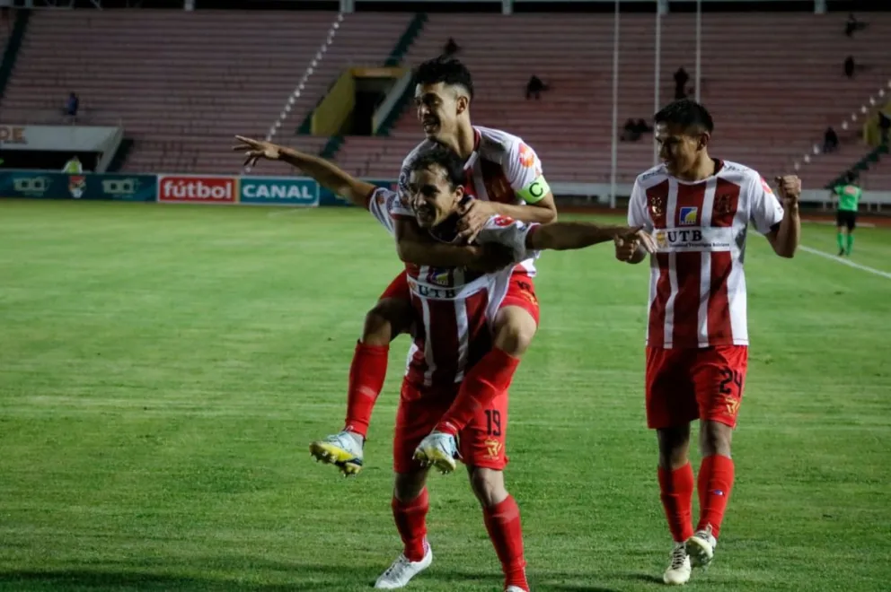 Cristaldo (centro) festeja uno de sus dos goles con sus compañeros. Foto: Agencia Marka Registrada.