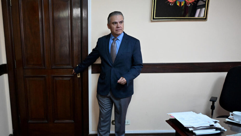 Ernesto Justiniano Urenda, viceministro de Defensa Social y Sustancias Controladas de Bolivia, concede una entrevista a la AFP el 21 de noviembre de 2025 en La Paz