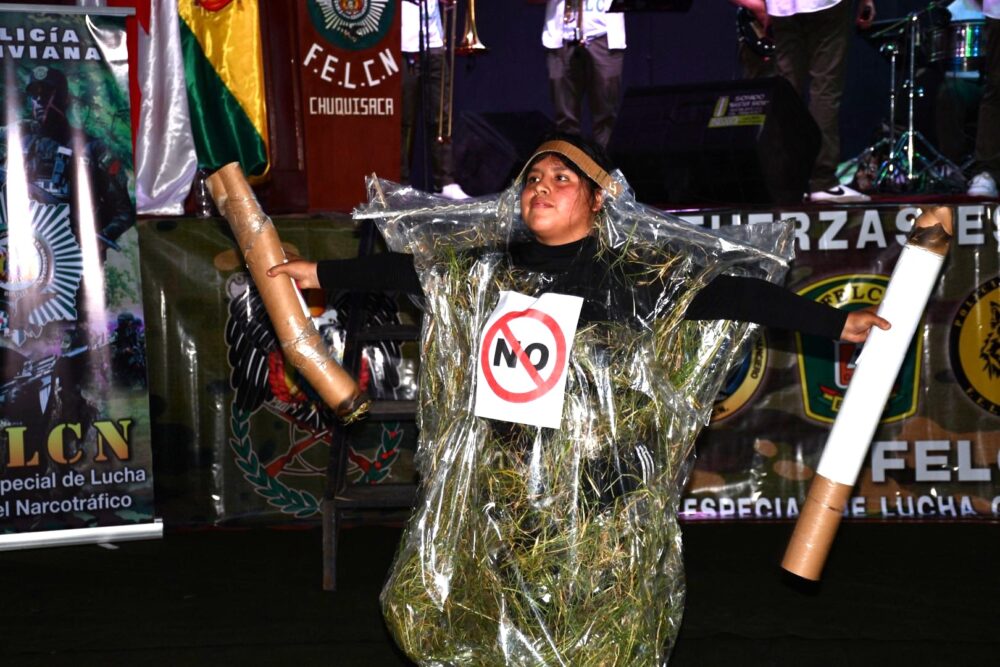 Demostración de jóvenes en la Jornada Estudiantil contra las drogas en Sucre, Chuquisaca. Foto: Viceministerio de Defensa Social y Sustancias Controladas 