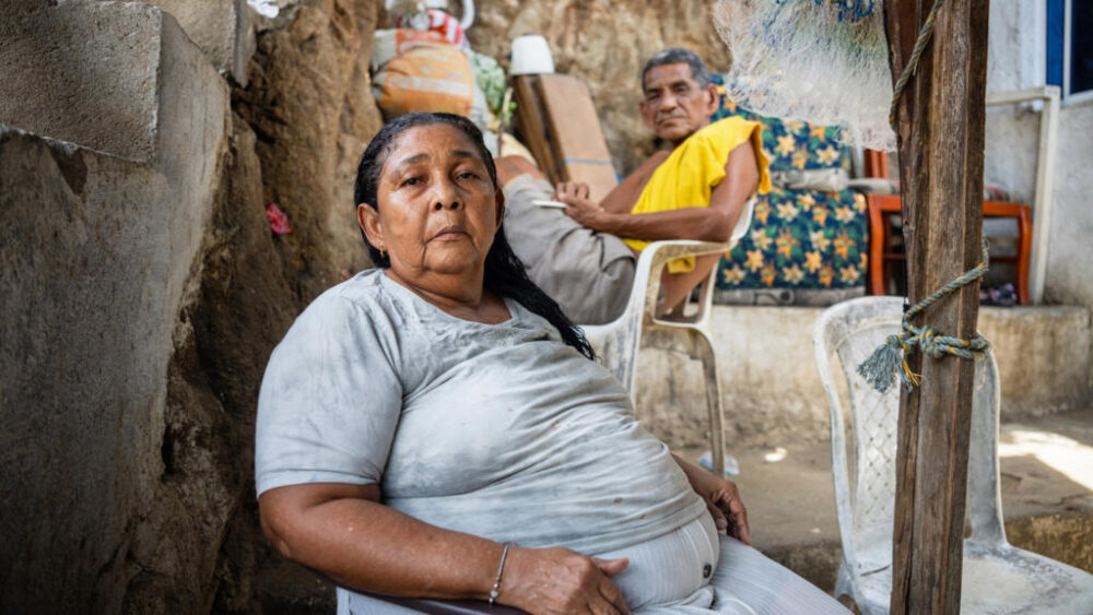 Carmela Medina y Alejandro Carranza, padres del pescador colombiano Alejandro Carranza, en su casa de la ciudad caribeña de Santa Marta, el 21 de octubre de 2025 al norte de Colombia