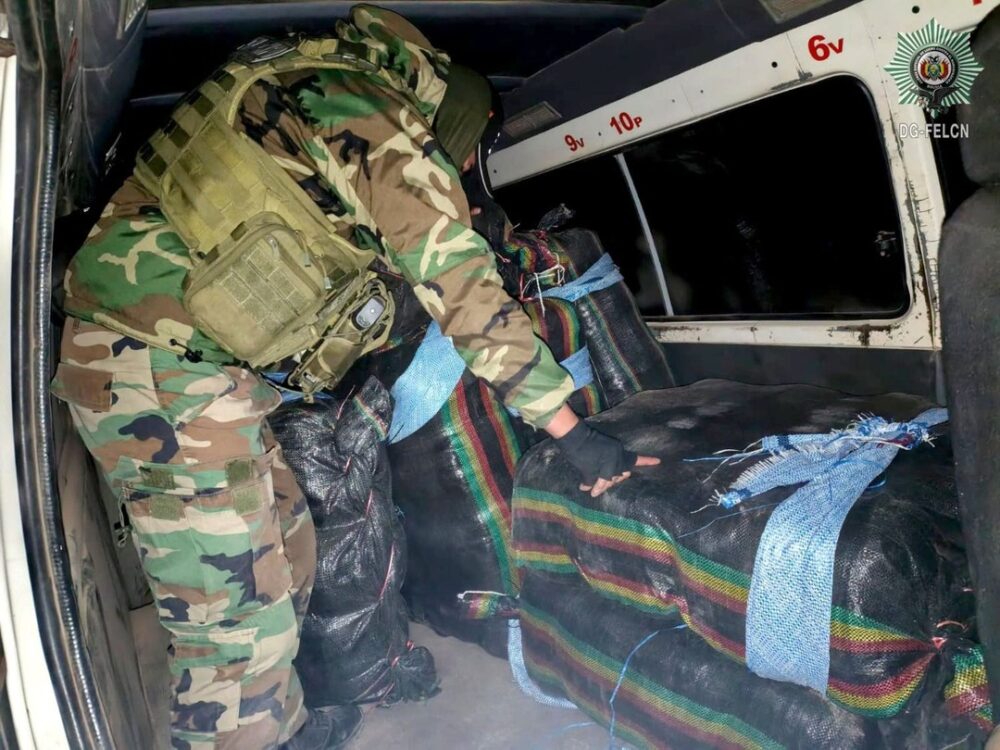 Secuestran minibús repleto de sustancias controladas en la ruta Cochabamba–Chuquisaca 