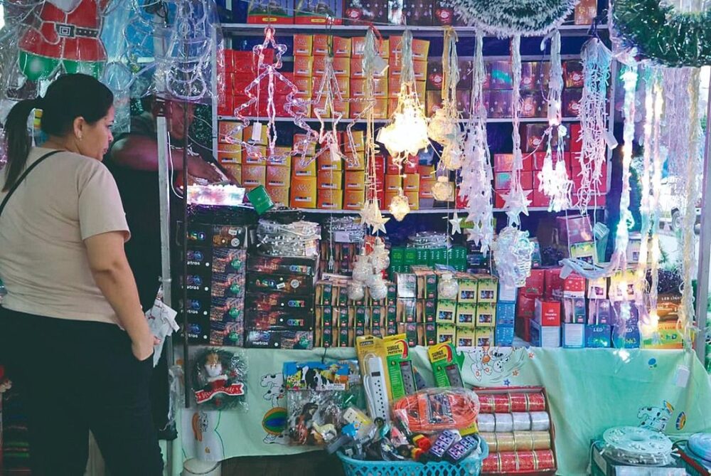 Abren ferias navideñas y las familias aprovechan las ofertas- Abren ferias navideñas y las familias aprovechan las ofertas