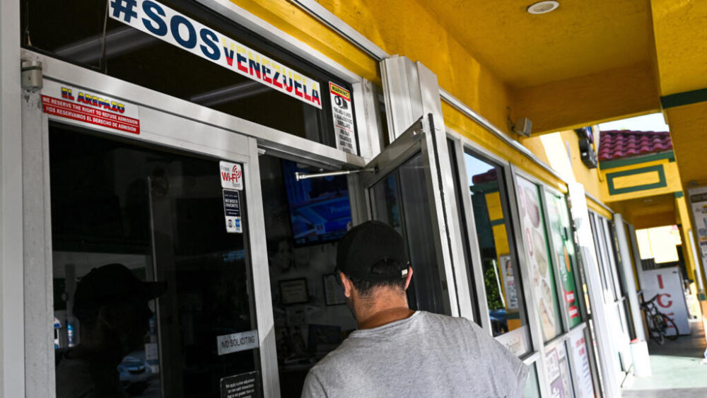 La entrada de una tienda de comestibles venezolana en Doral, Florida, el 2 de diciembre de 2025