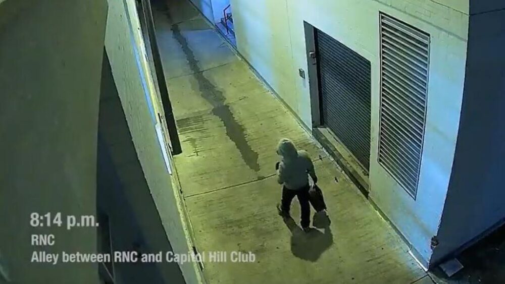 Una captura de pantalla de las imágenes de vigilancia publicadas por el FBI del presunto atacante con bombas caseras.