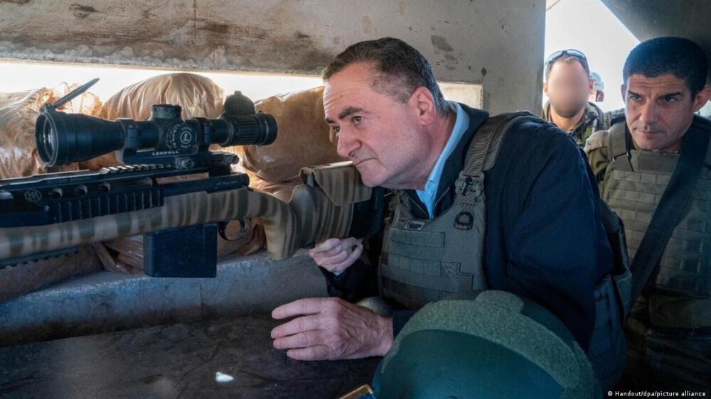 Israel Katz, ministro de Defensa de Israel, durante una visita a soldados en el sur del Líbano (archivo).