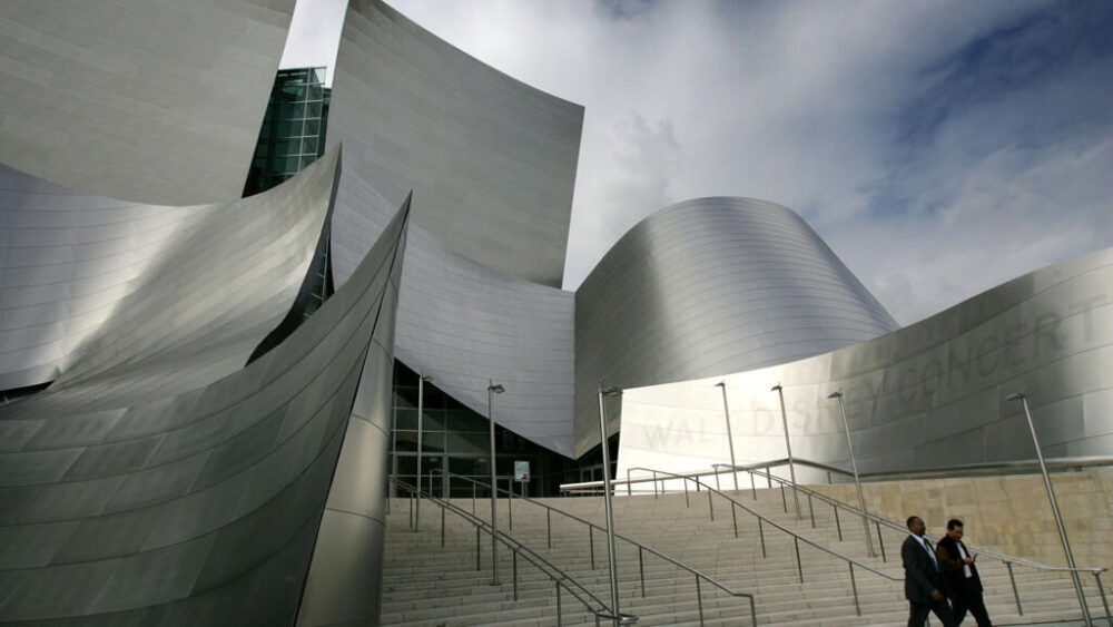 Uno de los diseños más famosos de Frank Gehry es el Walt Disney Concert Hall de Los Ángeles, ciudad donde desarrolló su carrera como arquitecto