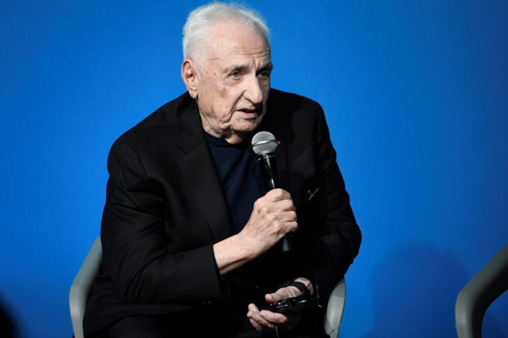 El arquitecto Frank Gehry durante una presentación en París, en 2017