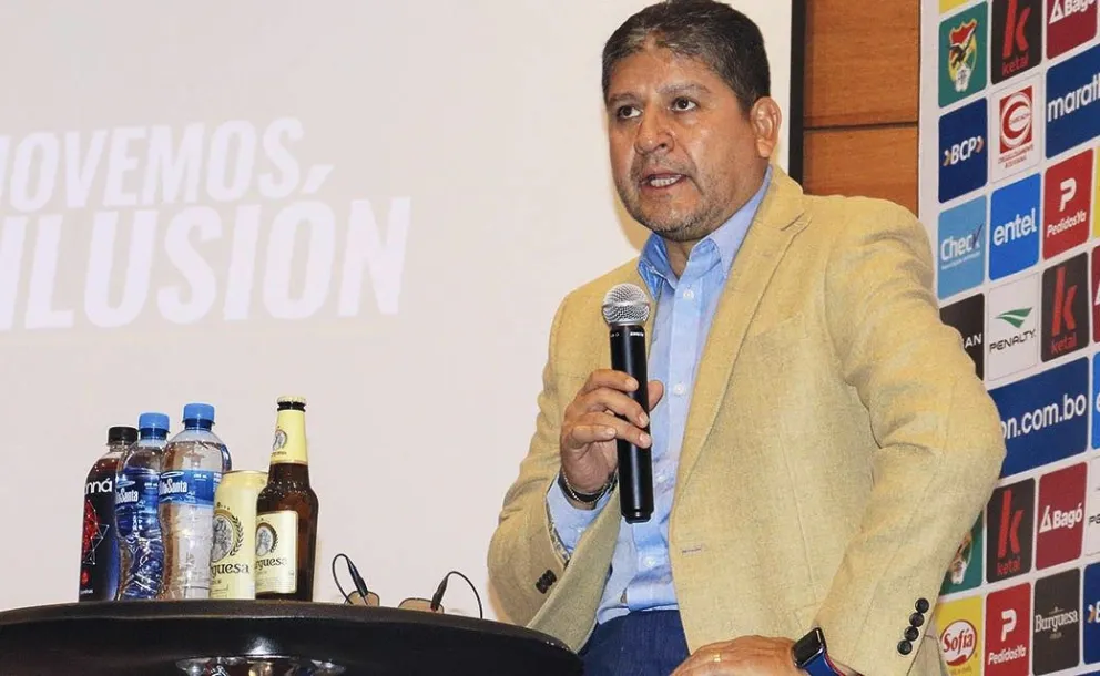 El técnico Óscar Villegas estuvo presente en el sorteo del Mundial 2026. Foto: FBF