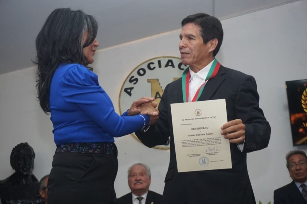 El periodista Guider Arancibia de EL DEBER recibe la medalla Ana María Romero de Campero