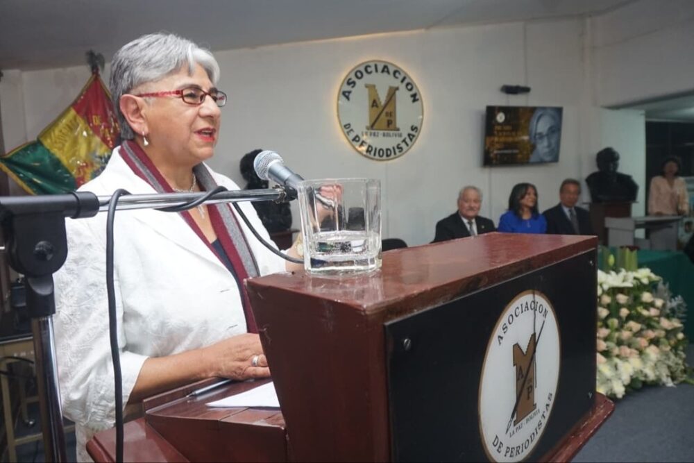 El periodista Guider Arancibia de EL DEBER recibe la medalla Ana María Romero de Campero