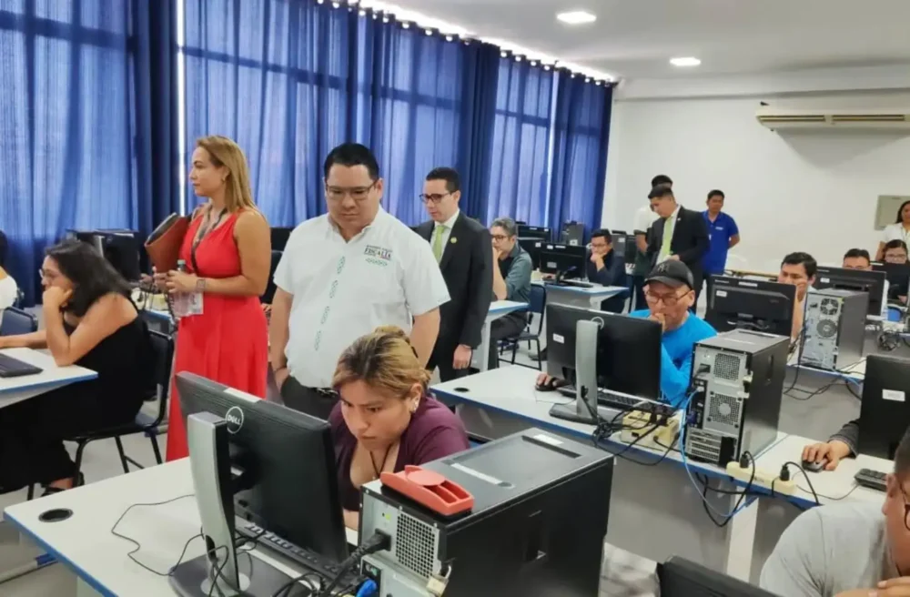 El fiscal general Roger Mariaca observa la toma de examen de los postulantes. (Foto: Fiscalía General)