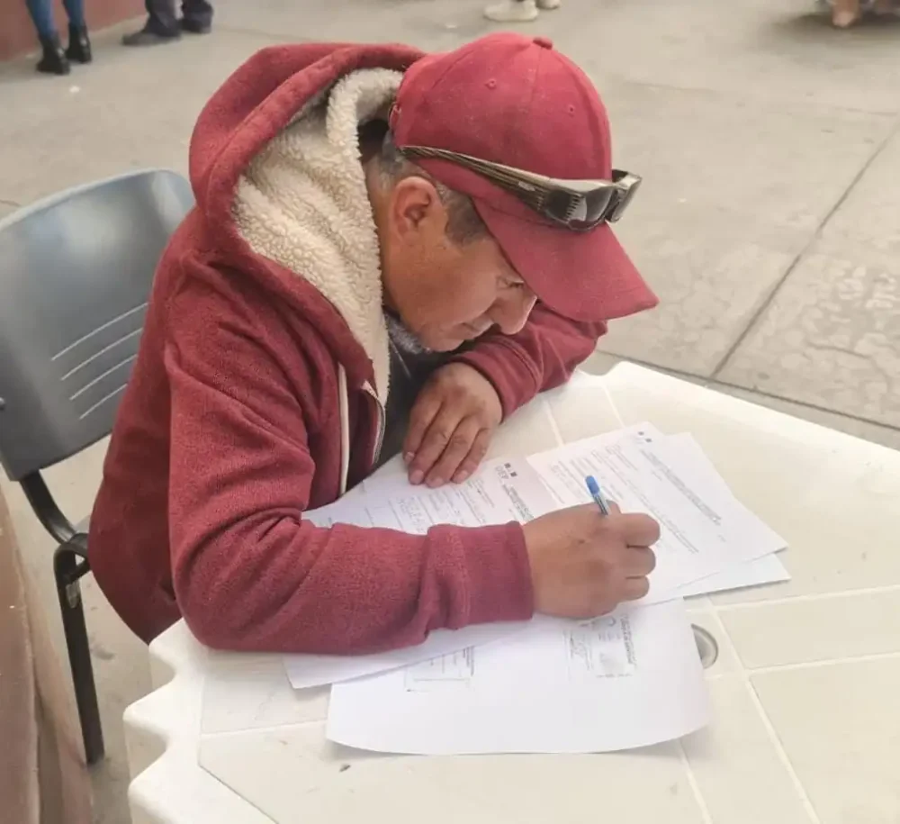 Un ciudadano realiza un trámite empresarial. Foto: Archivo.