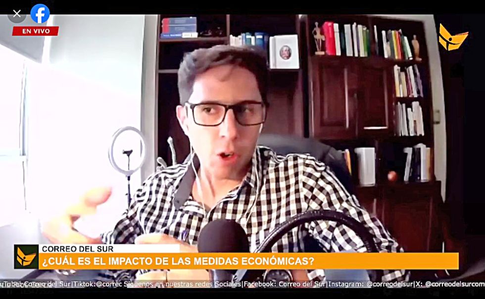 ENTREVISTAS. El economista Mauricio Ríos, en Correo del Sur Radio, el jueves pasado.