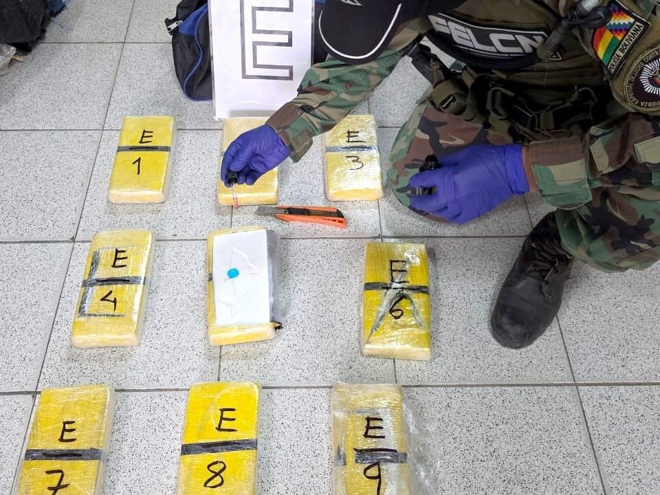 Interceptan un camión cisterna y hallan paquetes de droga y marihuana
