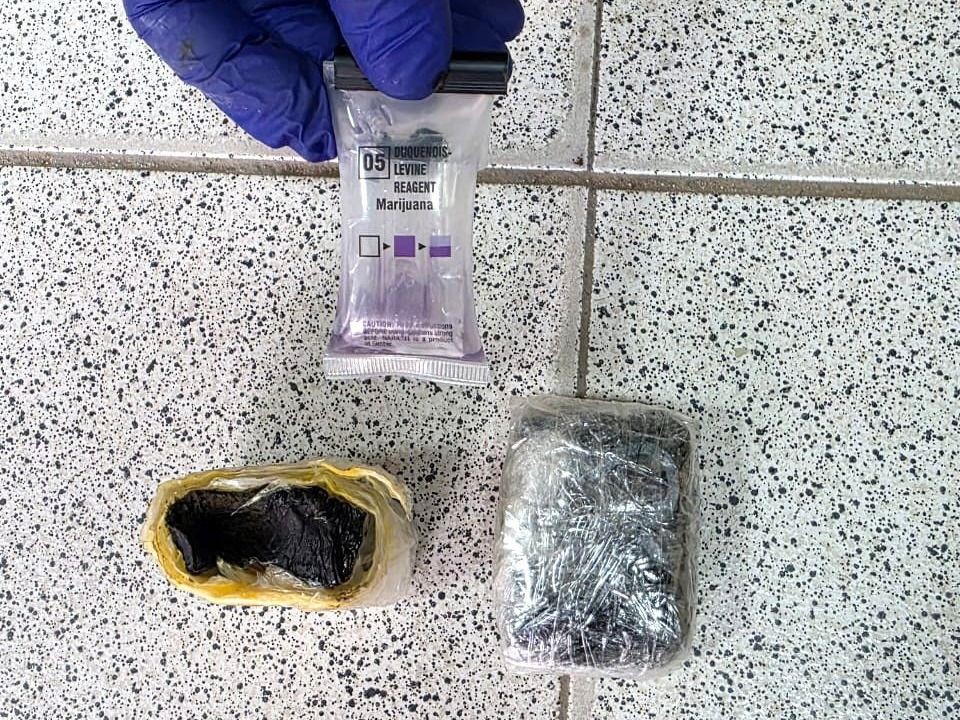Interceptan un camión cisterna y hallan paquetes de droga y marihuana