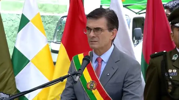 El presidente Rodrigo Paz participa del acto de graduación de los nuevos oficiales de la Policía Boliviana.