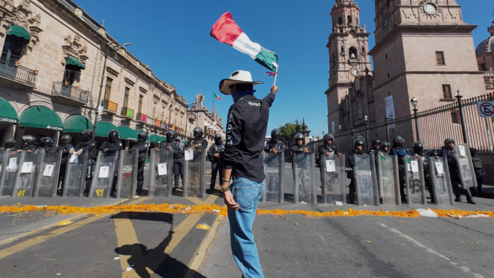 Un manifestante denuncia el asesinato del alcalde de Uruapan Carlos Manzo, el 3 de noviembre de 2025 en Morelia, en el estado mexicano de Michoacán
