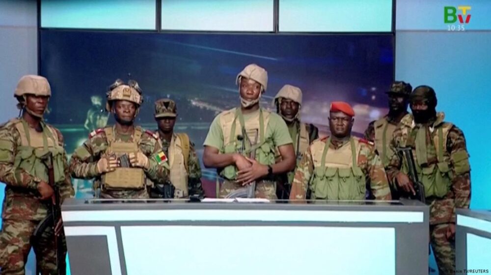La foto muestra al grupo de militares cuando anunciaban en televisión la supuesta destitución del presidente Patrice Talon. (07.12.2025)