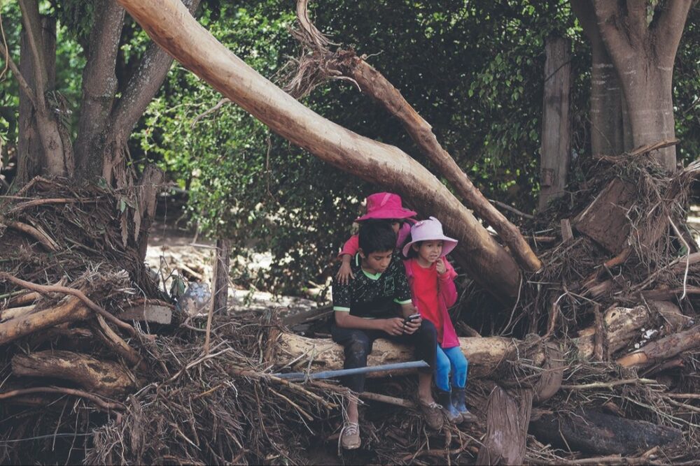 El agua enloda los útiles y las carpas se vuelven aulas en medio de los desastres naturales