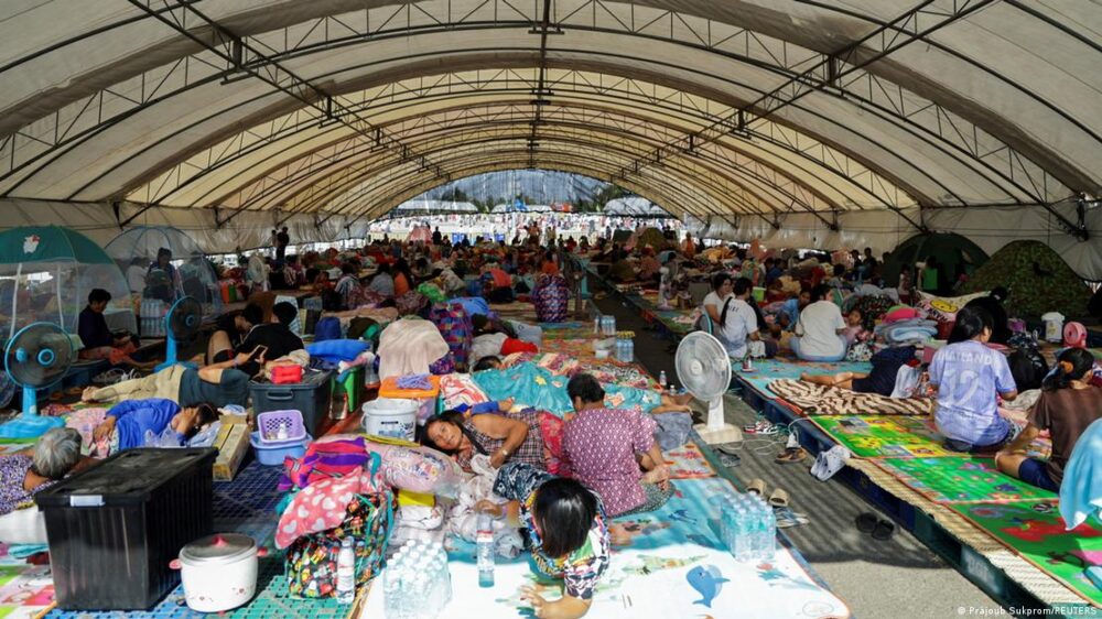 Un refugio en Tailandia abarrotado de personas evacuadas luego de los enfrentamientos en la frontera con Camboya. (8.12.2025).
