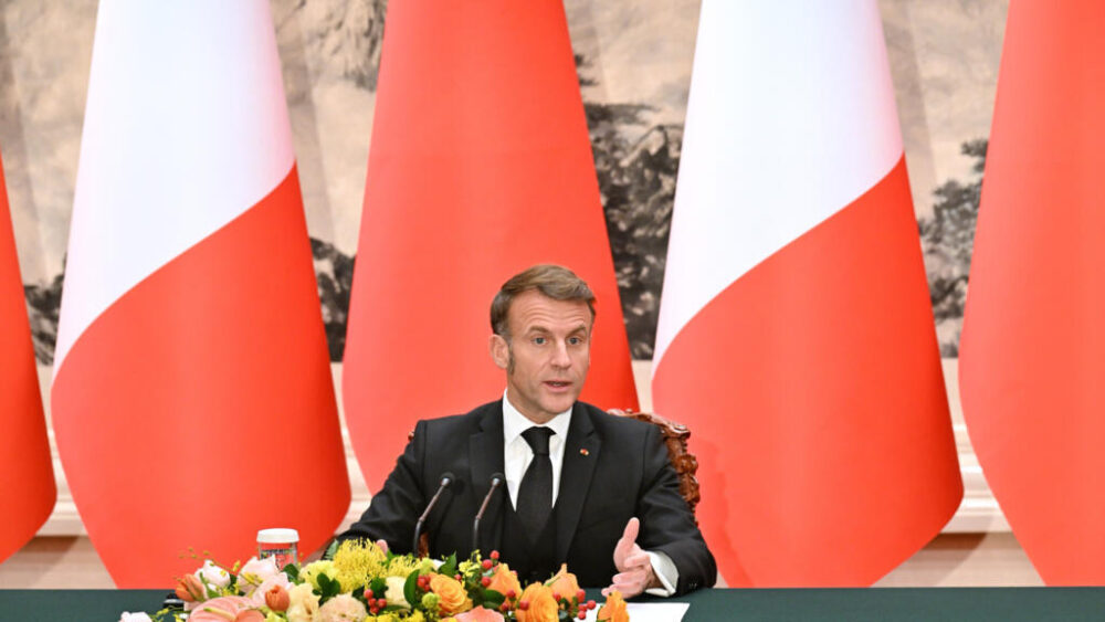 El presidente francés Emmanuel Macron habla durante una rueda de prensa conjunta con el presidente chino Xi Jinping, en el Gran Salón del Pueblo de Pekín, el jueves 4 de diciembre de 2025.