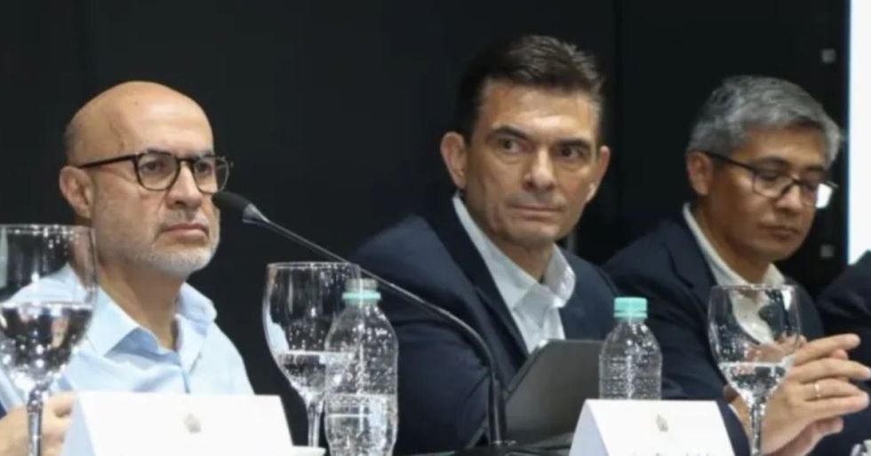 Rodrigo Paz junto a dos de sus ministros