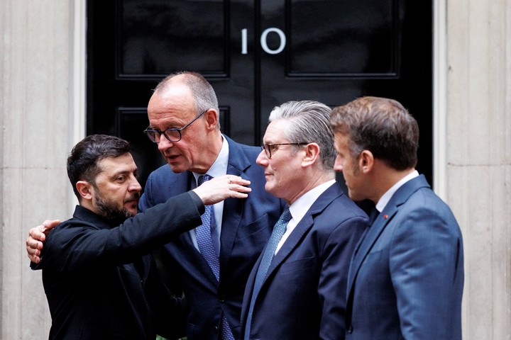 El presidente ucraniano Volodimir Zelenski fue recibido por el primer ministro británico Sir Keir Starmer, el presidente francés Emmanuel Macron y el canciller alemán Friedrich Merz. Foto EFE