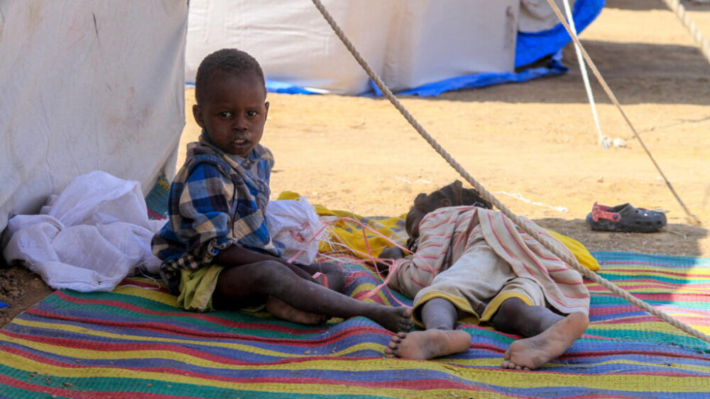 Unos niños descansan en un campamento para desplazados en Al Dabbah, en el norte de Sudán, el 13 de noviembre de 2025