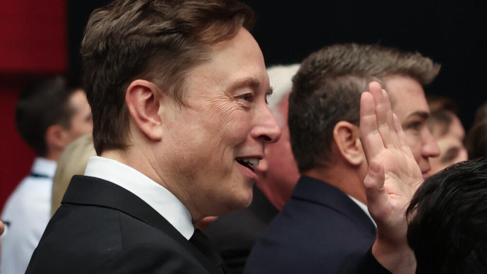 El magnate Elon Musk asiste a un acto en memoria del activista estadounidense de extrema derecha Charlie Kirk en Glendale, Arizona, el 21 de septiembre de 2025