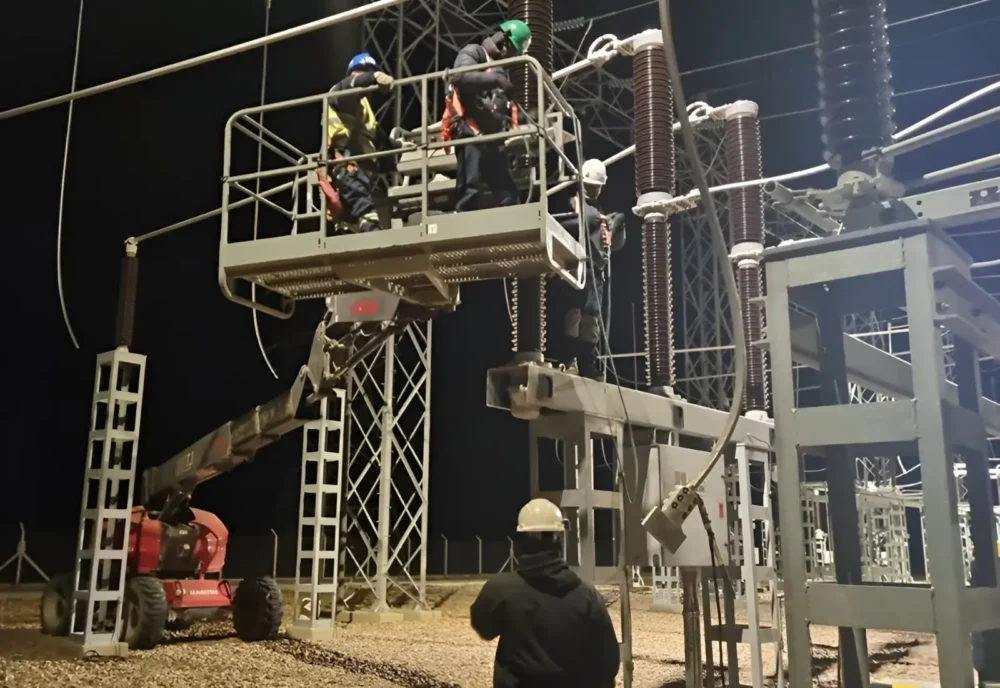 El mantenimiento de la planta solar se realizó por las noches. Foto: ENDE.