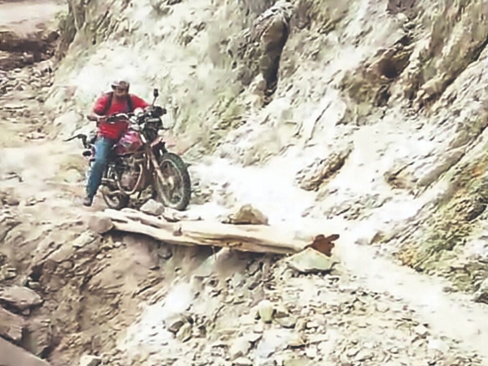 Derrumbes y desbordes dejan a unas 200 familias aisladas en Cabezas