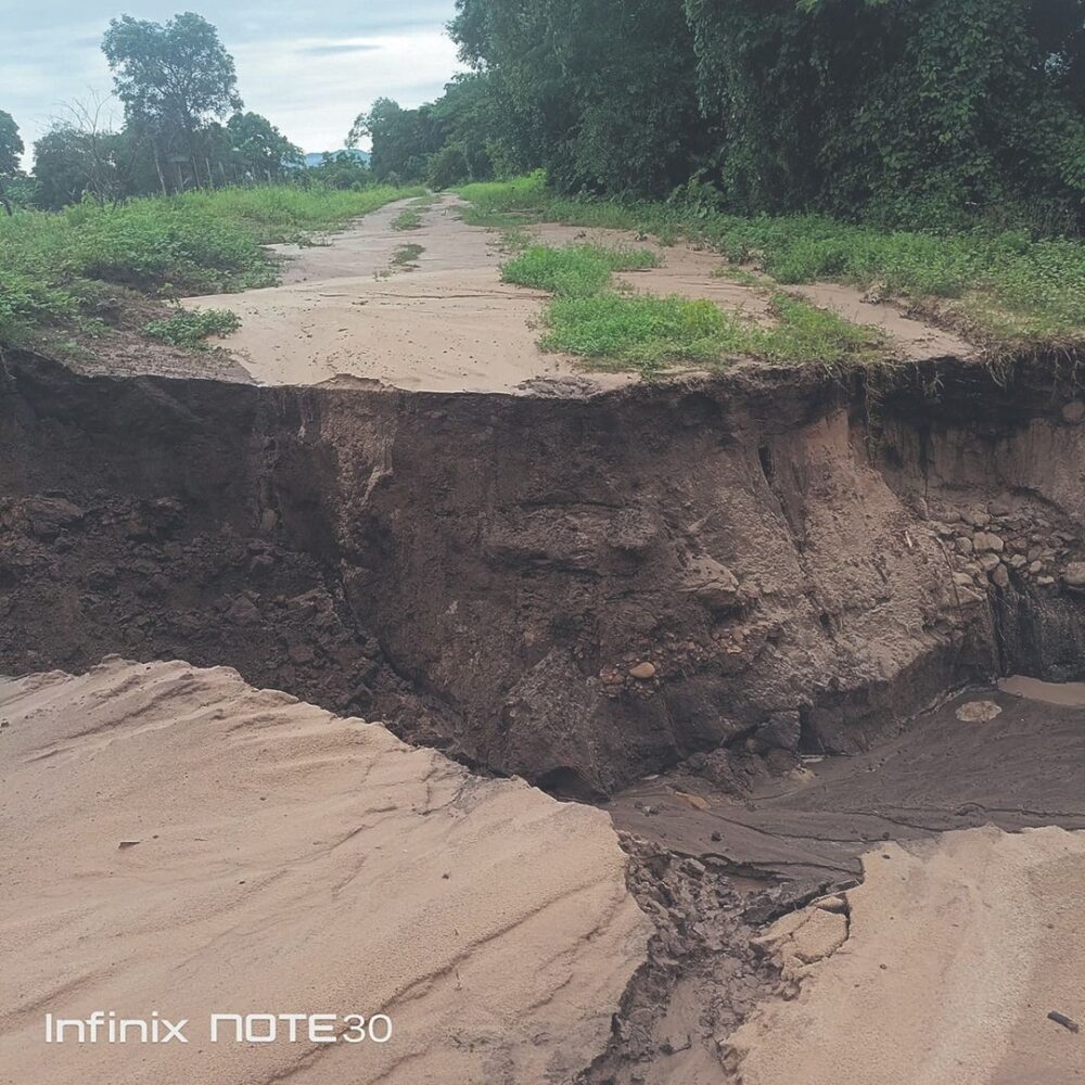 Derrumbes y desbordes dejan a unas 200 familias aisladas en Cabezas