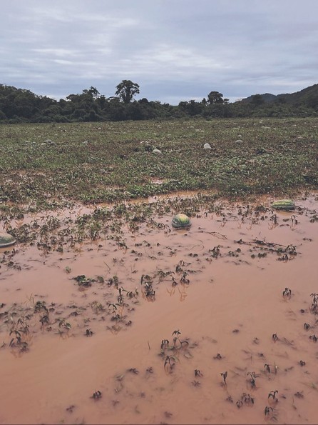 Derrumbes y desbordes dejan a unas 200 familias aisladas en Cabezas